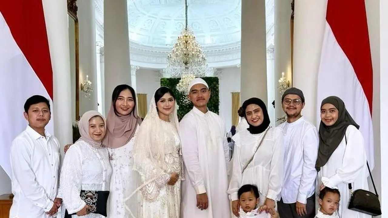 Gaya Kompak Ibu dan Kakak-Adik Erina Gudono Hadiri Tasyakuran Kehamilan di Istana, Kompak Kenakan Busana Muslim Serba Putih