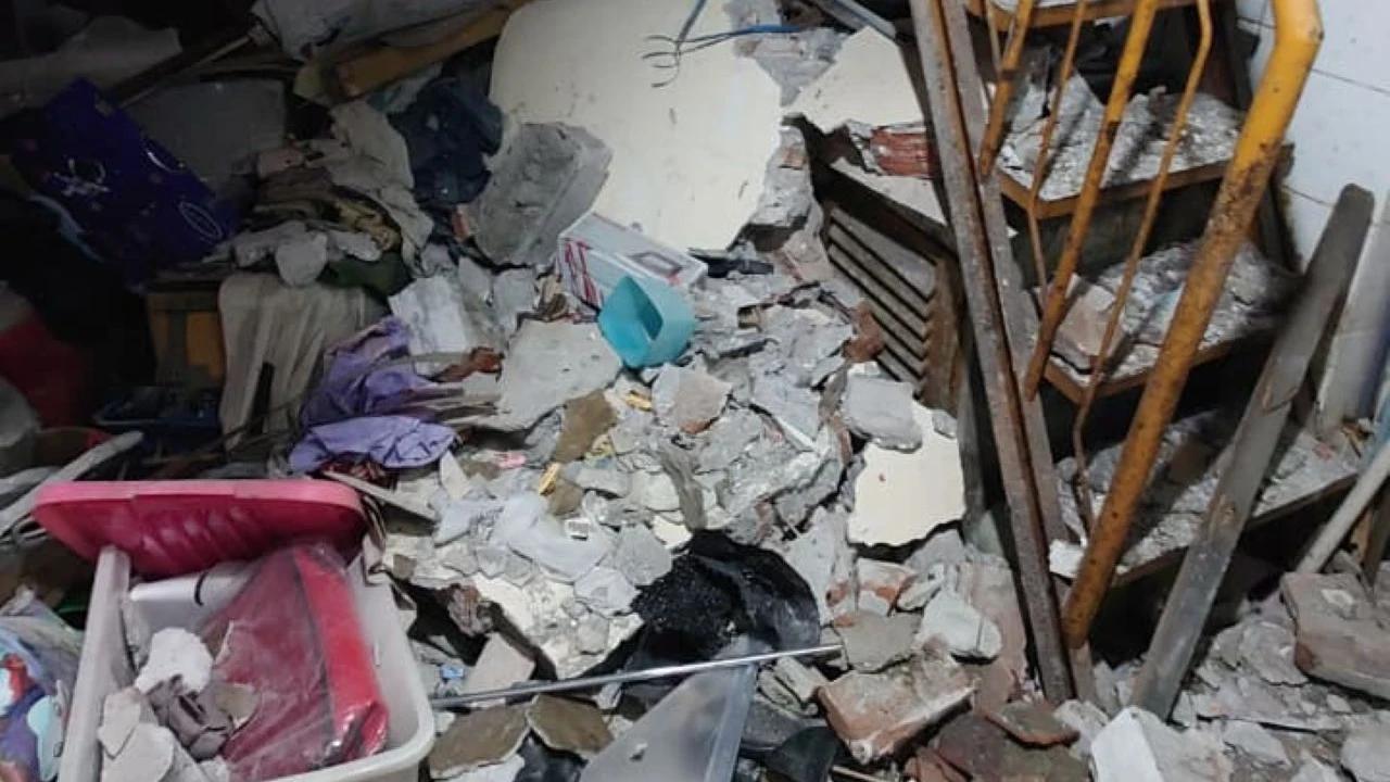 Tragedi di Surabaya: Rumah Dua Lantai Ambruk, 2 Terjebak dan 1 Luka-luka