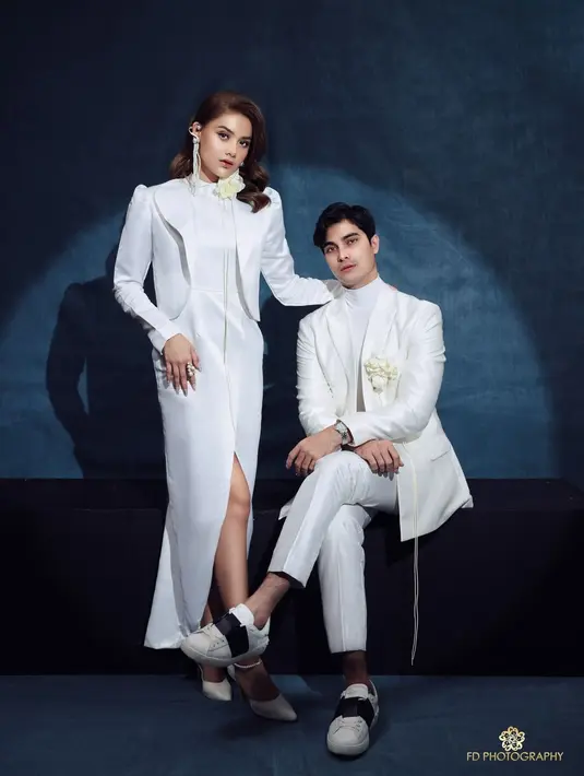 Begini detail penampilan Callista Arum dan Cinta Brian yang memukau. Tunjukkan ekspresi yang sama, netizen salah fokus dan menyebut bahwa keduanya mirip. Background pemoteratan warna biru muda dan sorot lampu membuat hasil pemotretan pasangan muda ini makin elegan. Callista terlihat lebih dewasa, tak sedikit netizen pangling melihat bintang film 365 Days with Arjuna ini. (Liputan6.com/IG/@callistarum)