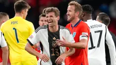 Pemain Jerman Thomas Muller tertawa dengan pemain Inggris Harry Kane pada akhir pertandingan sepak bola UEFA Nations League di Stadion Wembley, London, Inggris, 26 September 2022. Pertandingan berakhir imbang 3-3. (AP Photo/Kirsty Wigglesworth)