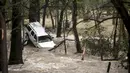 Mobil terjebak disebuah pohon dengan luapan air sungai yang deras akibat Tornado yang menyaou bagian kota Texas, Amerika Serikat, Jumat (30/10/2015). Tornando disertai hujan ini mengakibatkan  Jalanan menjadi banjir. (REUTERS/Ilana Panich - Linsman)