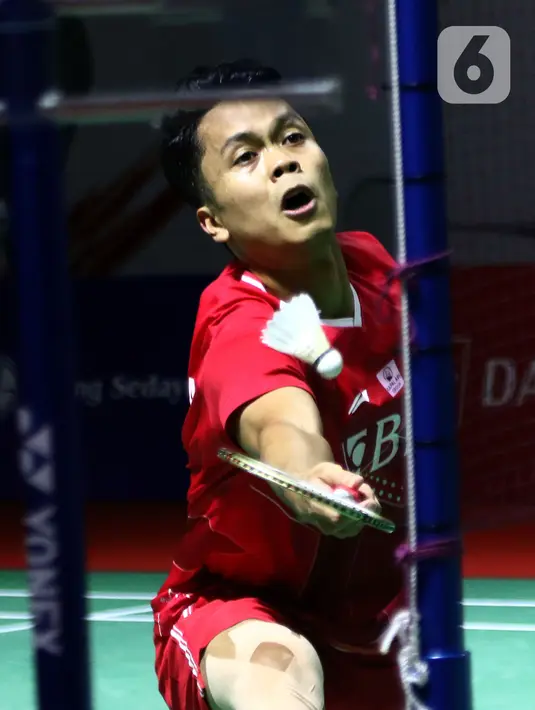 Pebulu tangkis tunggal putra Indonesia, Anthony Sinisuka Ginting saat bertanding melawan Sitthikom Thammasin (Thailand) pada babak 16 besar Indonesia Masters 2022 di Istora Senayan, Jakarta, Kamis (9/6/2022). Anthony Sinisuka Ginting unggul 21-13, 21-14. (Liputan6.com/Helmi Fithriansyah)