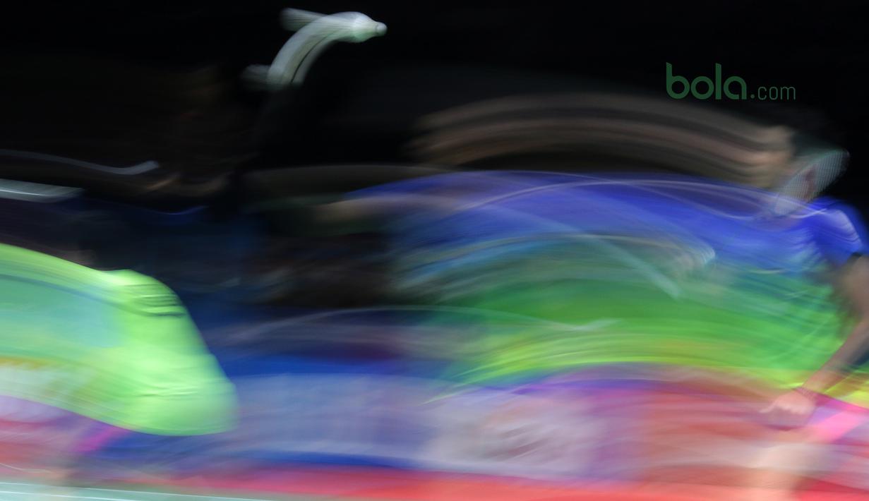 Tontowi Ahmad mengembalikan kok ke arah Hafiz Faizal/Gloria Emanuelle pada semifinal Indonesia Open 2018 di Istora Senayan, Jakarta, (7/6/2018). Tontowi/Liliyana menang 21-18, 21-8. (Bola.com/Nick Hanoatubun)