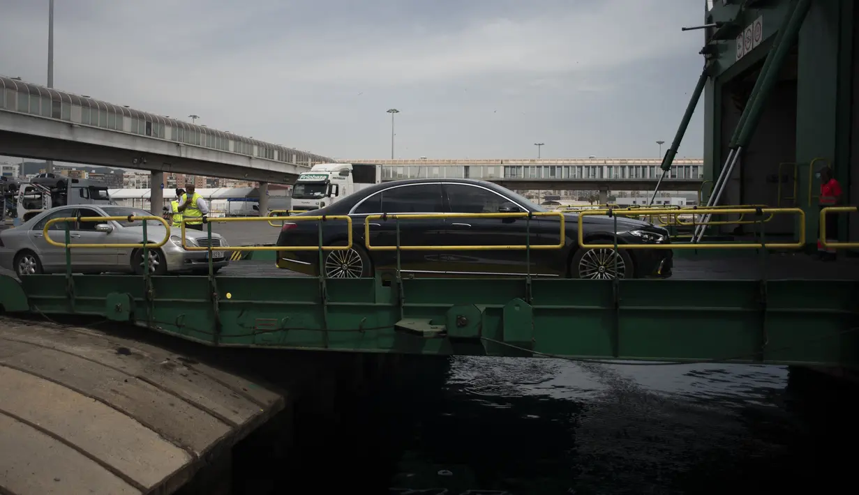 Penumpang berkendara saat mereka menaiki feri menuju Tangier di pelabuhan Algeciras, Spanyol, Rabu (15/6/2022). Ribuan warga negara Maroko yang bekerja dan tinggal di Eropa melewati Selat Gibraltar saat mereka kembali untuk menghabiskan liburan musim panas di Maroko. (JORGE GUERRERO / AFP)