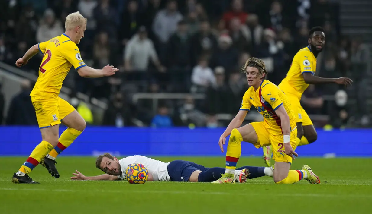 Pemain Tottenham Hotspur Harry Kane jatuh ke tanah saat melawan Crystal Palace pada pertandingan sepak bola Liga Inggris di White Hart Lane, London, Inggris, Minggu (26/12/2021). Tottenham Hotspur menang 3-0. (AP Photo/Alastair Grant)