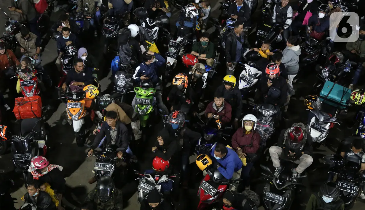 <p>Ratusan pemudik bersepeda motor antre menunggu giliran masuk ke kapal "Roll on-Roll off" (RoRo) di Pelabuhan Merak, Banten, Kamis (28/4/2022). Puncak arus mudik H-3 lebaran di Pelabuhan Merak sudah dipenuhi oleh pemudik. Tampak, pemudik yang membawa anak kecil serta barang bawaan yang diikat di belakang motor. (Liputan6.com/Angga Yuniar)</p>