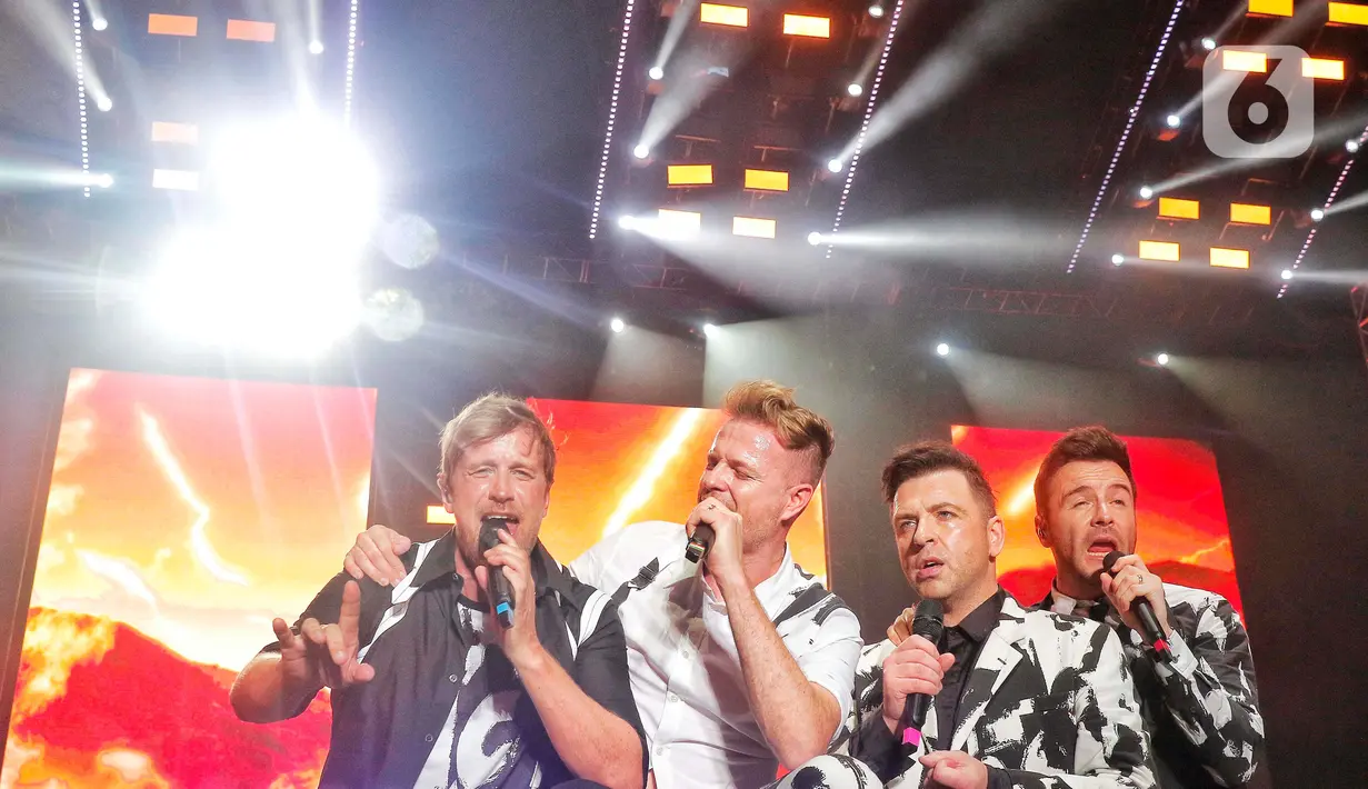 Grup boyband Westlife tampil pada konsernya yang bertajuk “Westlife The Wild Dreams Tour 2023 Jakarta” di Stadion Madya GBK, Jakarta, Sabtu (11/2/2023). Tak butuh waktu lama bagi boyband Westlife membakar semangat penonton di konser bertajuk The Wild Dreams Tour 2023. (Liputan6.com/Angga Yuniar)