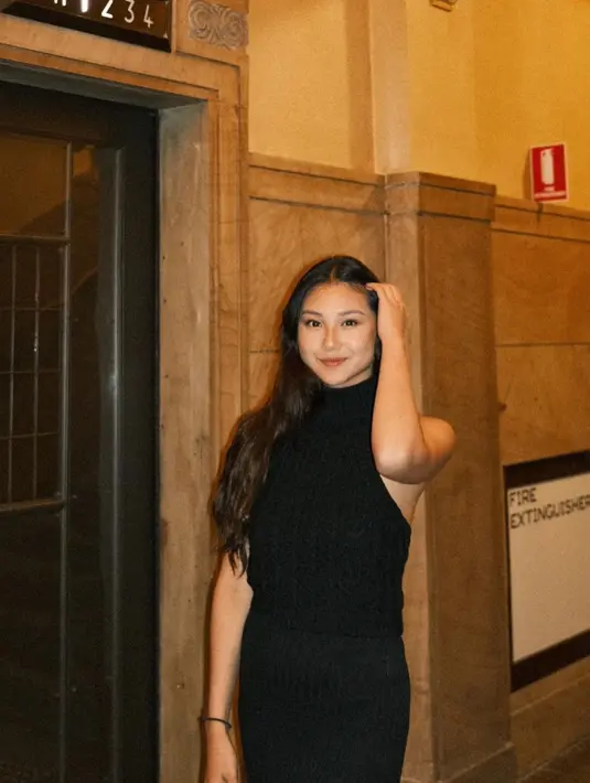 Masih dalam balutan gaun hitam. Kali ini Audrey Vanessa mengenakan halter neck dress yang memiliki asymetrical cutting di bagian bawah. [instagram/audreyyvanessa]