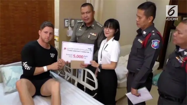 Beredar detik-detik seorang pria Australia ditusuk di dada saat berpesta di klub malam di Thailand. Korban dilarikan ke Rumah Sakit Pattaya sebelum petugas tiba.