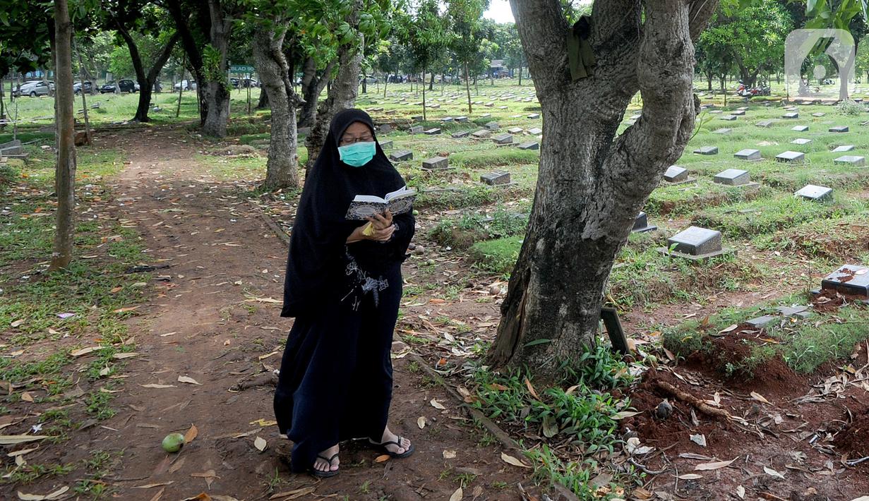 Keluarga berdoa saat pemakaman korban COVID-19 di TPU Pondok Ranggon, Cipayung, Jakarta Timur, Rabu (1/4/2020). Hari ini di TPU Pondok Ranggon hingga menjelang sore hari tercatat sembilan belas jenazah dimakamkan baik yang berstatus ODP, PDP  maupun postif  COVID-19. (merdeka.com/Arie Basuki)