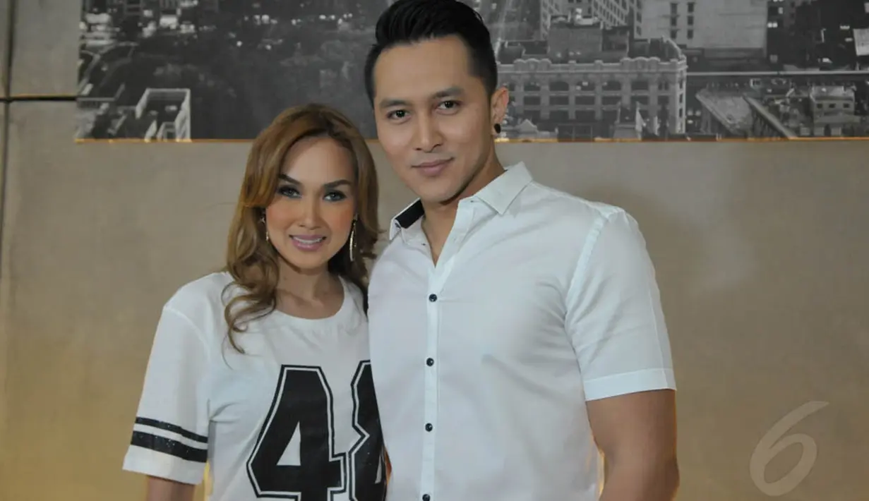 Sebagai pengantin baru, Demian dan Sara mengaku tak kesulitan untuk menahan hawa nafsu yang datang di saat menjalankan ibadah puasa. (Liputan6.com/Panji Diksana)  