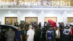Anggota Paspampres mengangkat peti jenazah Presiden RI ke-3 BJ Habibie di Rumah Duka RSPAD, Jakarta, Rabu (11/9/2019). BJ Habibie wafat pada hari Rabu (11/9) sekitar jam 18.05 WIB di usia 83 tahun. (Liputan6.com/Helmi Fithriansyah)