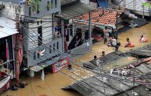 FOTO: Penampakan Banjir di Pasar Minggu, Tingginya Capai Seatap Rumah