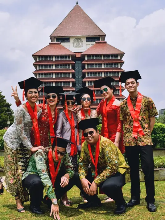 “Beruntung dikelilingi dan bergaul sama orang-orang ini selama 3.5 tahun ini (minus beberapa manusia hebat lain yang masih berjuang). Yang gossip dan jokesnya nyambung. Yang gapernah pelit ilmu,” ungkap Febby Rastanty. (Instagram/febbyrastanty)