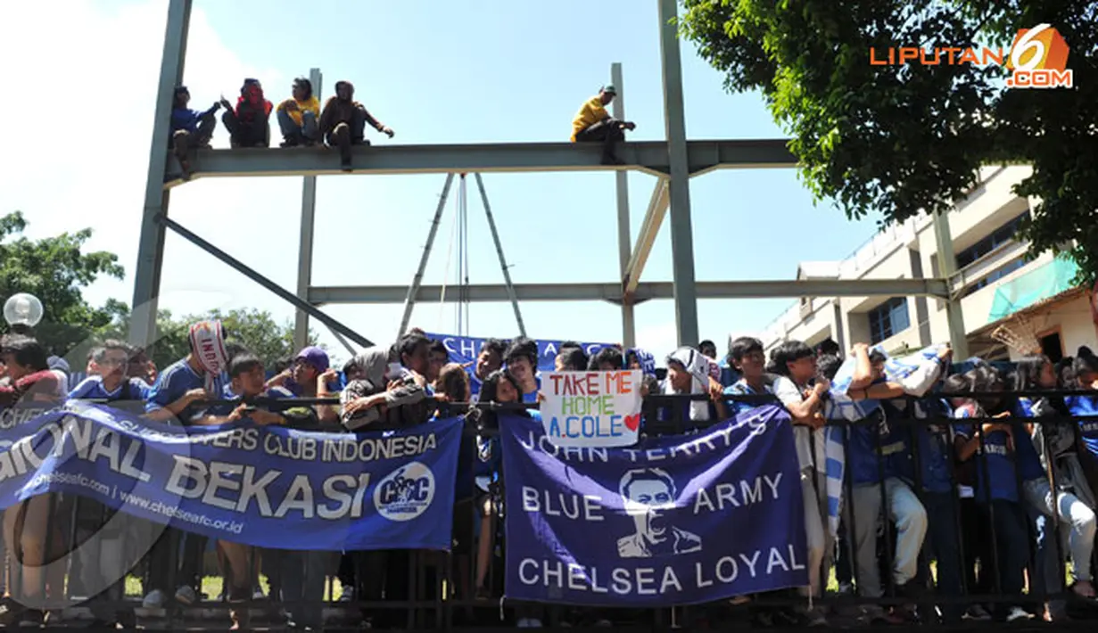Kedatangan Skuat Chelse disambut meriah oleh para fans The Blues yang memenuhi areal Bandara Halim Perdana Kusuma  Jakarta. (Liputan6.com/Helmi Fithriansyah)