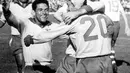  Garrincha bergabung bersama rekannya untuk mengucapkan selamat kepada Amarildo setelah mencetak gol ke gawang Ceko di pertandingan final Piala Dunia FIFA 1962 di Chili (fifa.com)