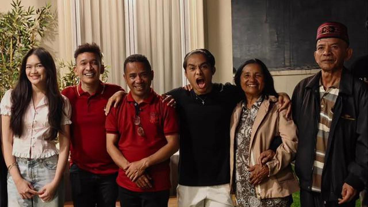 7 Potret Betrand Peto Bertemu Keluarga dari NTT, Sebut Rindu yang Terobati