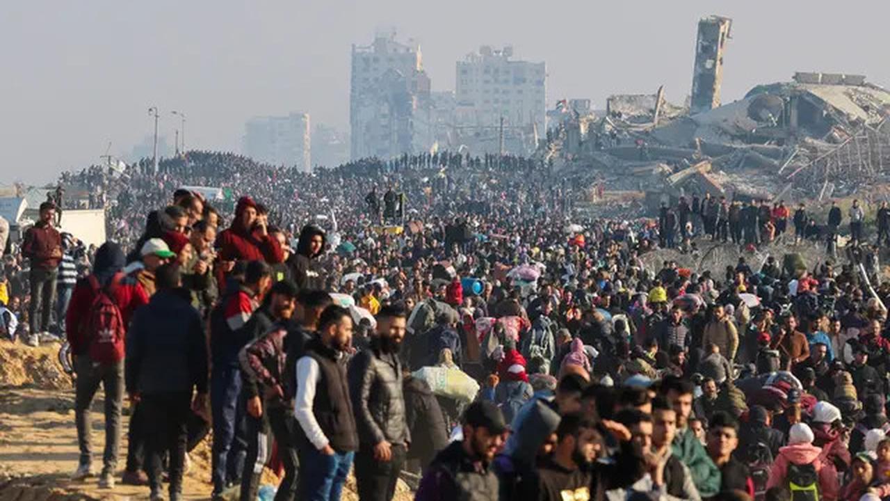 Potret Ribuan Warga Palestina Susuri Koridor Netzarim Untuk Kembali ke Gaza Utara