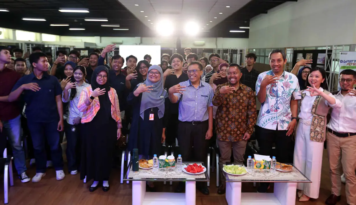 Peserta dan pemateri “Upstream Force: We Are The Energy” berfoto bersama di Gedung PPDT Galeri R FSRD, Universitas Trisakti, Jakarta, Rabu (12/11/2025). (Liputan6.com/Helmi Fithriansyah)