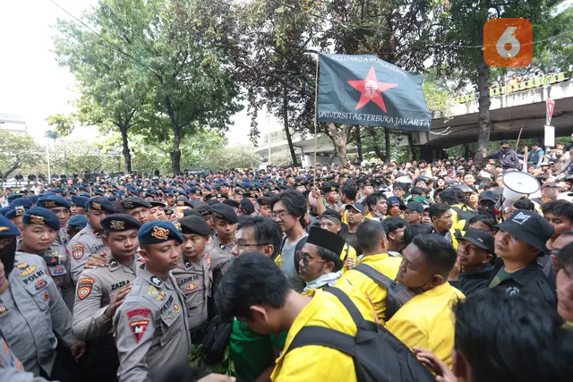 Aksi Mahasiswa Menuju DPR Diwarnai Saling Dorong dengan Polisi