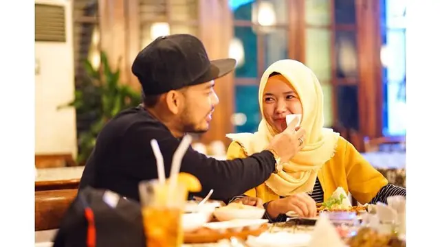 Kini keduanya sudah menikah siri, namun belum diresmikan secara hukum.