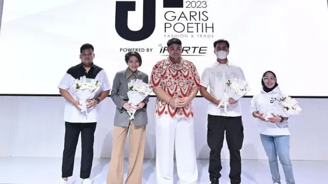 Redberry bersama para desaigner merangkai konsep makeup dan hairdo dalam peragaan busana Garis Poetih 2023