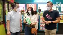 Managing Director Good Doctor Technology Indonesia Danu Wicaksana, President Director Watsons Indonesia Lilis Mulyawati dan Head of Medical Good Doctor Technology Indonesia dr. Adhiatma Gunawan berbincang di sela-sela peluncuran kerjasama Good Doctor dan Watsons di Tangerang Selatan. (Liputan6.com)