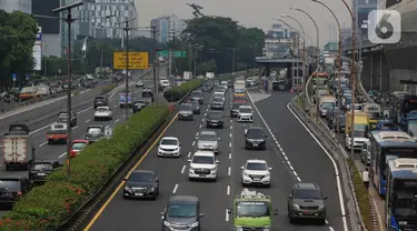 Sejumlah kendaraan melintas di tol dalam kota Gatot Subroto, Jakarta, Selasa  (14/5/2024). (Liputan6.com/Angga Yuniar)