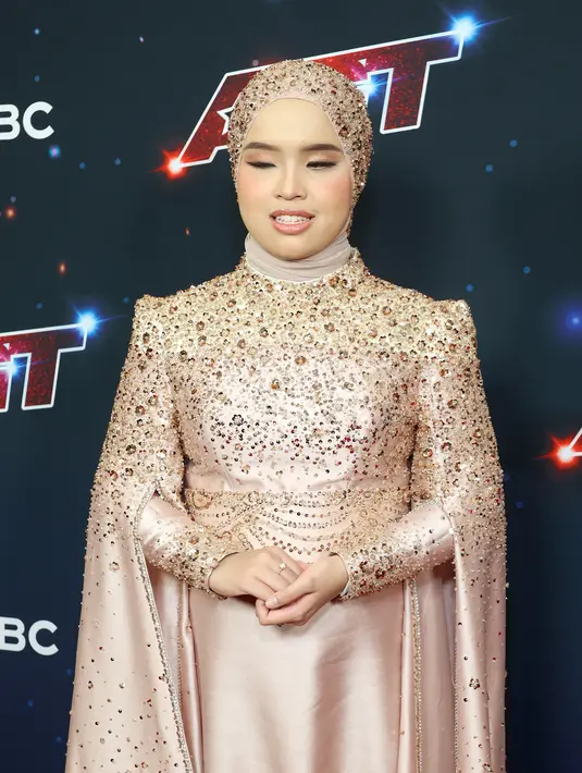 <p>Di penghujung penampilannya, tepuk tangan dan sorak sorai penonton membahana untuk Putri Ariani. Ia juga mendapat standing ovation dari keempat juri AGT 2023, yakni Simon Cowell, Heidi Klum, Howie Mandel, dan Sofia Vergara. (Monica Schipper/Getty Images/AFP)</p>