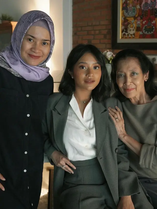Adira Kania diapit oleh Ikke Nurjanah dan Lestari Sediastuti (https://www.instagram.com/p/CSUCa-yB5y4/)