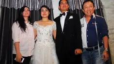 Donnie Ada Band dan Sonya melakukan fitting baju pernikahan di butik Brutus kawasan Jakarta Barat, Selasa (6/5/14). (Liputan6.com/Miftahul Hayat)