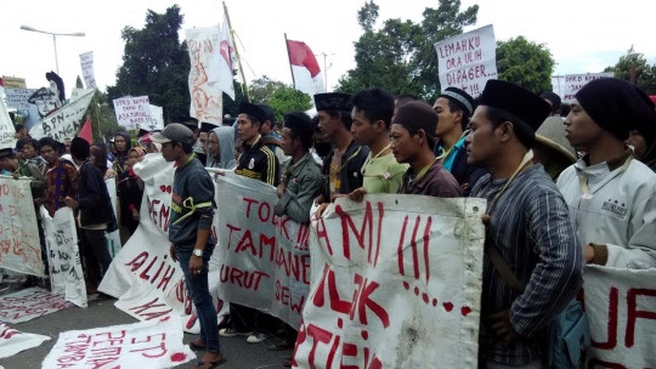 Tolak pemagaran oleh TNI, warga Urutsewu geruduk kantor DPRD Kebumen