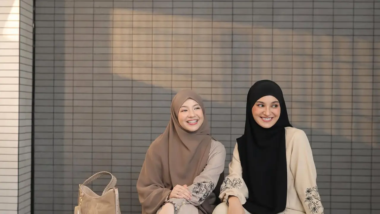 Gaya Kembar Shireen Sungkar & Natasha Rizky dengan Gamis dan Hijab Syar’i