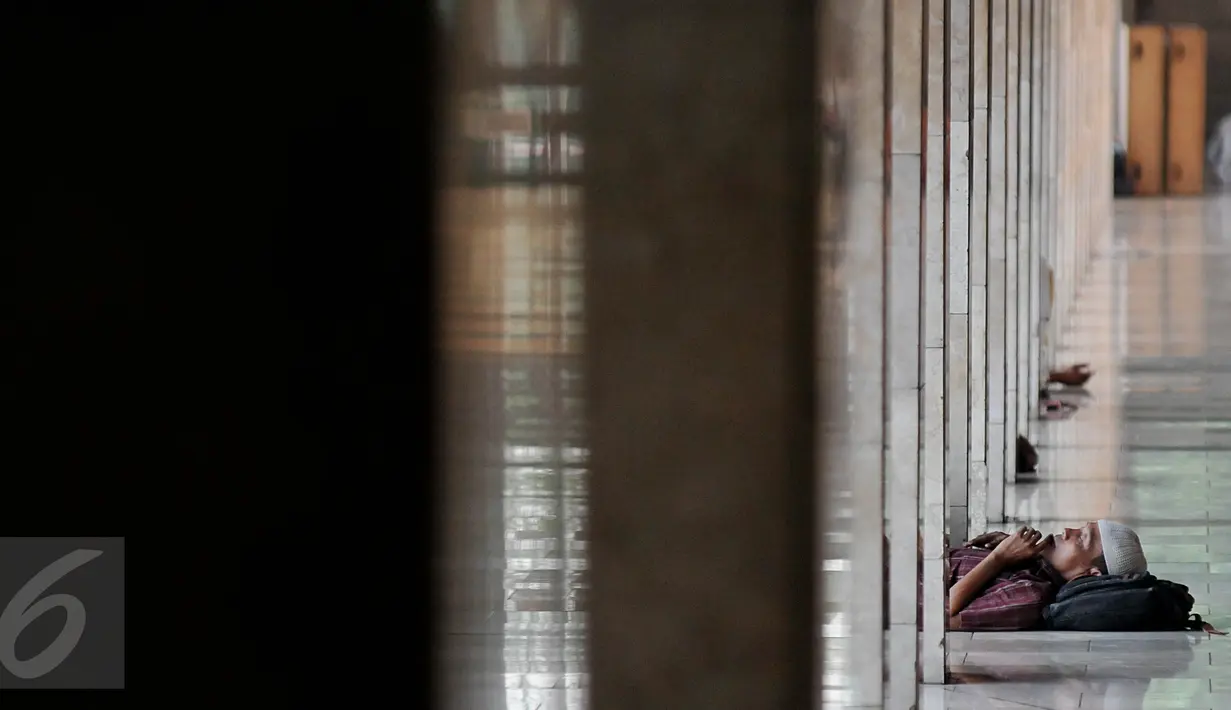 Usai melaksanakan Salat Jumat, para jamaah beristirahat sejenak di Masjid Istiqlal, Jakarta, Jumat (19/6/2015). Waktu luang diisi warga dengan membaca Al-quran atau beristirahat di masjid sambil menunggu waktu berbuka puasa. (Liputan6.com/Johan Tallo)