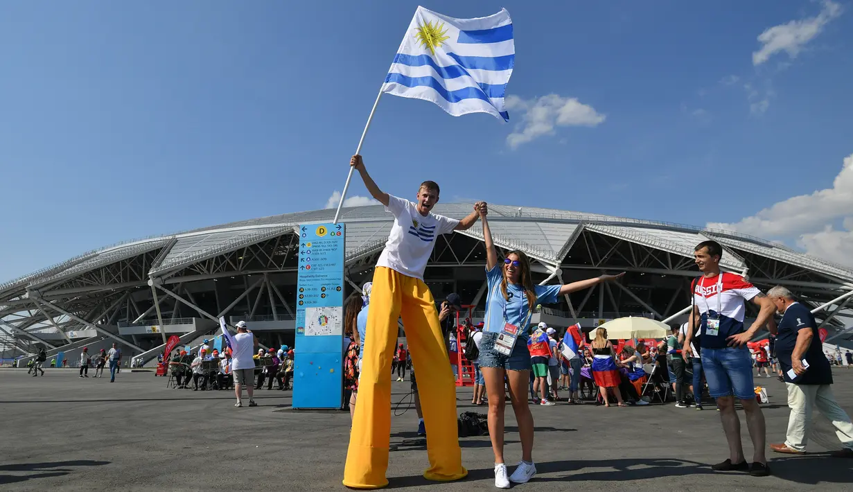 Aksi suporter Uruguay jelang laga antara Uruguay menghadapi Rusia dalam penyisihan Grup A Piala Dunia 2018 di Samara Arena, Samara, Rusia, Senin (25/6). (EMMANUEL DUNAND/AFP)