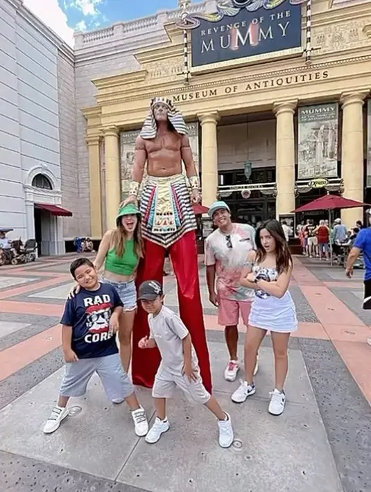 Potret bahagia keluarga Nia dan Ardi. Selain menyambangi Disney Wish, mereka juga menyambangi Universal Studios. Paras cantik Mikayla yang kini sudah SMP mencuri perhatian. [Instagram/ramadhaniabakrie]