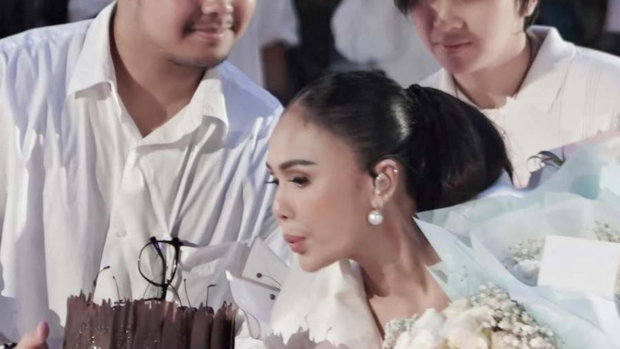 Tampil di Sebuah Acara, Potret Yuni Shara Dapat Suprise Ultah ke-53 - Cavin dan Cello Ungkap Sosok sang Ibunda yang Sebenarnya