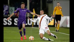 Gelandang Fiorentina, Joaquin (kanan) berusaha berebut bola dengan pemain AS Roma Jose Holebas di leg pertama  16 besar Liga Europa di Stadion Artemio Franchi, Italia, Jumat (13/3/2015) . Fiorentina bermain imbang 1-1 dengan AS Roma. (Reuters/Max Rossi)