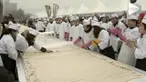 Warga Dangjin, Korea mencetak rekor dengan membuat kue beras sepanjang 5,08 km. Proses pembuatan kue tersebut berlangsung 7 jam dan menghabiskan 5 ton beras.