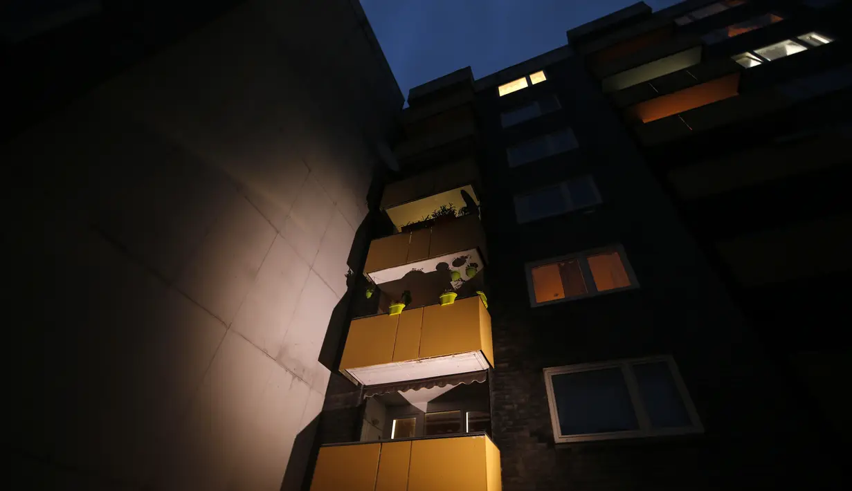 Suasana apartemen tempat lima anak ditemukan tewas di kota Solingen, Jerman barat (3/9/2020). Seorang ibu diduga membunuh lima anaknya (yang berusia satu, dua, tiga, enam dan delapan tahun) sebelum mencoba bunuh diri dengan melompat di depan kereta, kata polisi. (AFP/Leon Kuegeler)