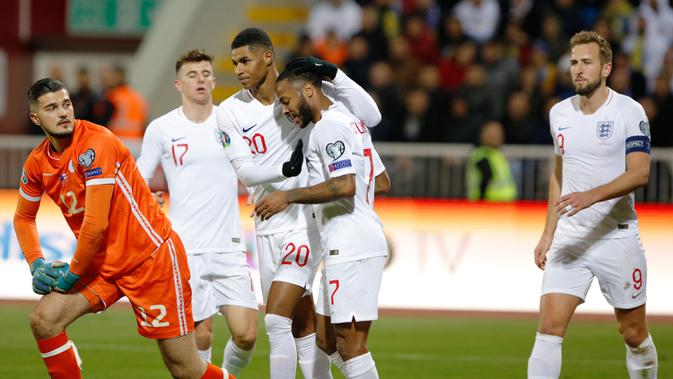 Striker Timnas Inggris, Marcus Rashford berselebrasi dnegan rekan setimnya setelah mencetak gol ke gawang Kosovo pada laga Grup A kualifikasi Piala Eropa 2020 di Fadil Vokrri Stadium, Minggu (17/11/2019). Timnas Inggris mampu meraih kemenangan telak 4-0 atas timnas Kosovo. (Armend NIMANI / AFP)