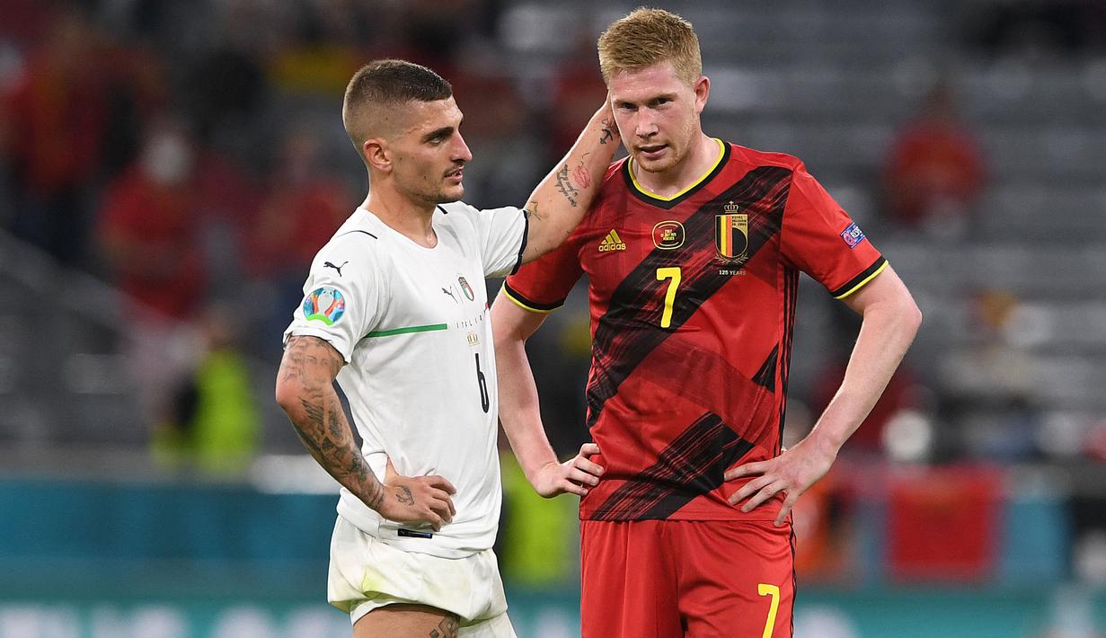 Gelandang Italia, Marco Verratti dan gelandang Belgia, Kevin De Bruyne berdiri bersama setelah pertandingan Perempatfinal EURO 2020 antara Belgia melawan Italia di Allianz Arena, Munich pada 2 Juli 2021. (AFP/Pool/Christof Stache)