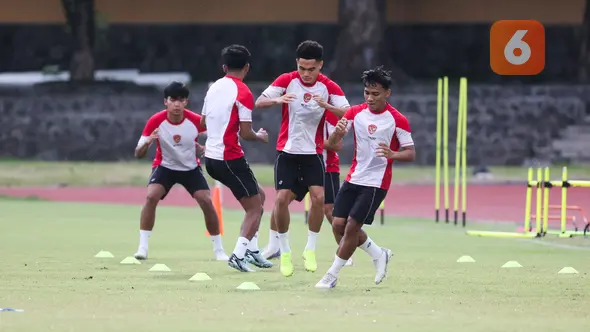 Pemain Timnas Indonesia melakukan latihan resmi jelang laga terakhir Grup B Piala AFF 2024 melawan Filipina di Stadion Sriwedari, Solo, Jawa Tengah, Jumat (20/12/2024). (Bola.com/Abdul Aziz)