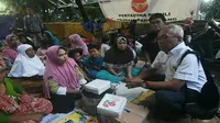 Direktur Hulu PT Pertamina (Persero) Dharmawan H Samsu menyapa korban Tsunami Selat Sunda di Posko Pertamina Peduli. Posko tersebut menyalurkan bantuan makanan,air mineral dan elpiji.