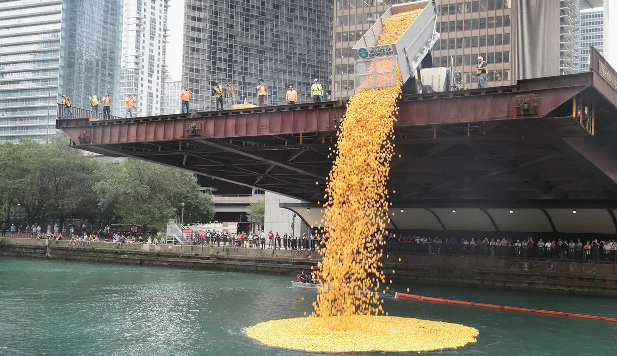 Bebek karet dijatuhkan ke Sungai Chicago untuk memulai Windy City Rubber Ducky Derby di Chicago, Illinois (3/8). 60.000 bebek karet memulai balapan yang mengumpulkan sekitar $ 350.000 untuk Olimpiade Khusus Illinois. (Scott Olson/GettyImages/AFP)