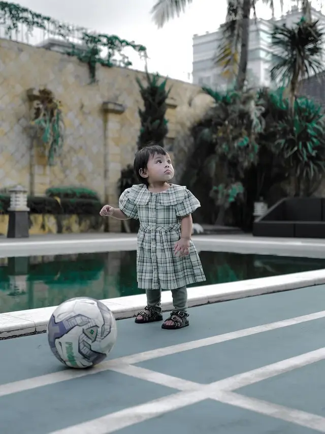 Gaya Menggemaskan Ameena Atta Lebaran Bareng Krisdayant, Kenakan Sandal Bayi Seharga Dua Kali UMR