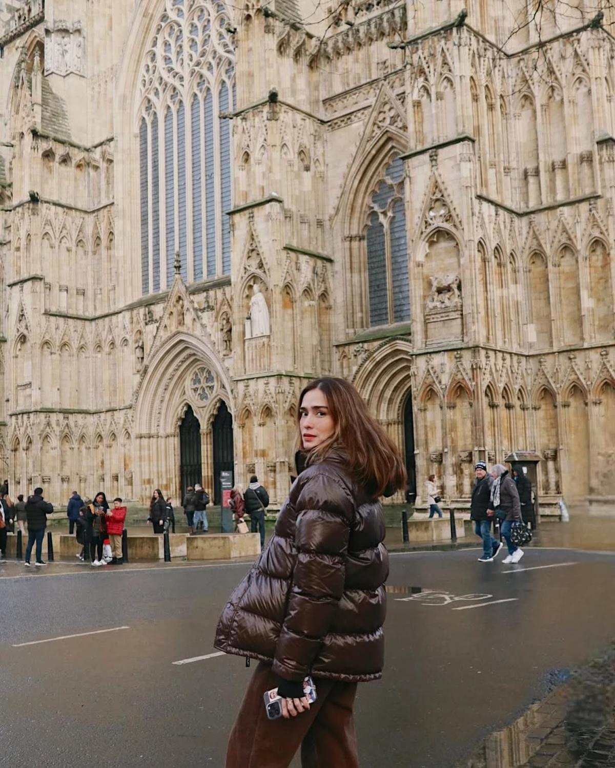 Potret Yasmine Wildblood saat Liburan ke Luar Negeri, Tampil Cantik dan Stylish dengan Berbagai Gaya