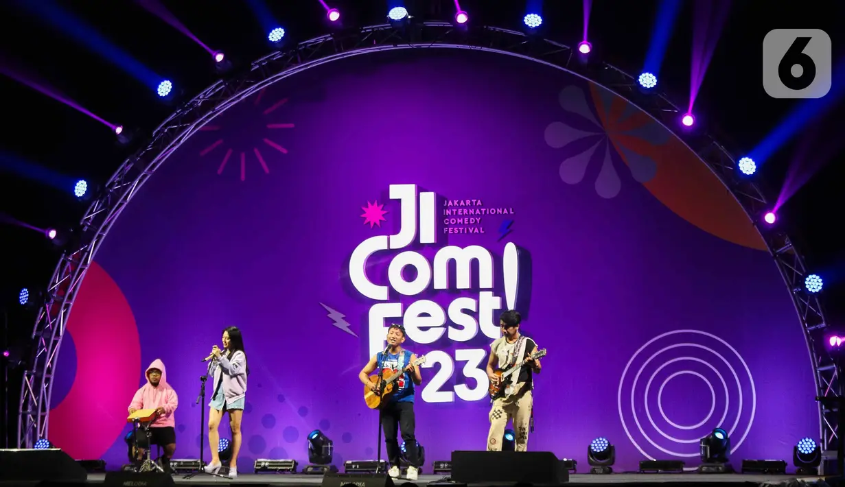Penampilan Music Comedy (Davi Sumbing feat Berlliana Lovell) di acara Jakarta International Comedy Festival 2023 (JiComFest23) di Tennis Indoor Gelora Bung Karno, Jakarta, Jumat (15/12/2023). (Liputan6.com/Herman Zakharia)