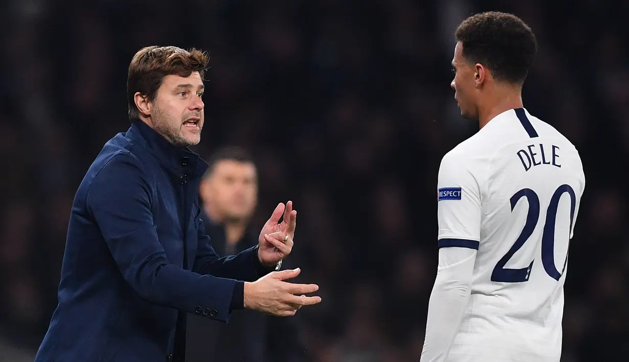 Pelatih Tottenham Hotspur, Mauricio Pochettino (Kiri) menginstruksikan gelandang Dele Alli selama pertandingan Grup B Liga Champions melawan Red Star Belgrade di Stadion Tottenham Hotspur di London utara, pada 22 Oktober 2019. PSG resmi memakai jasa pelatih Mauricio Pochettino. (AFP/Ben Stansall)