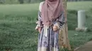 Atau bisa juga memadukan gamis bermotif dengan hijab segi empat polos.